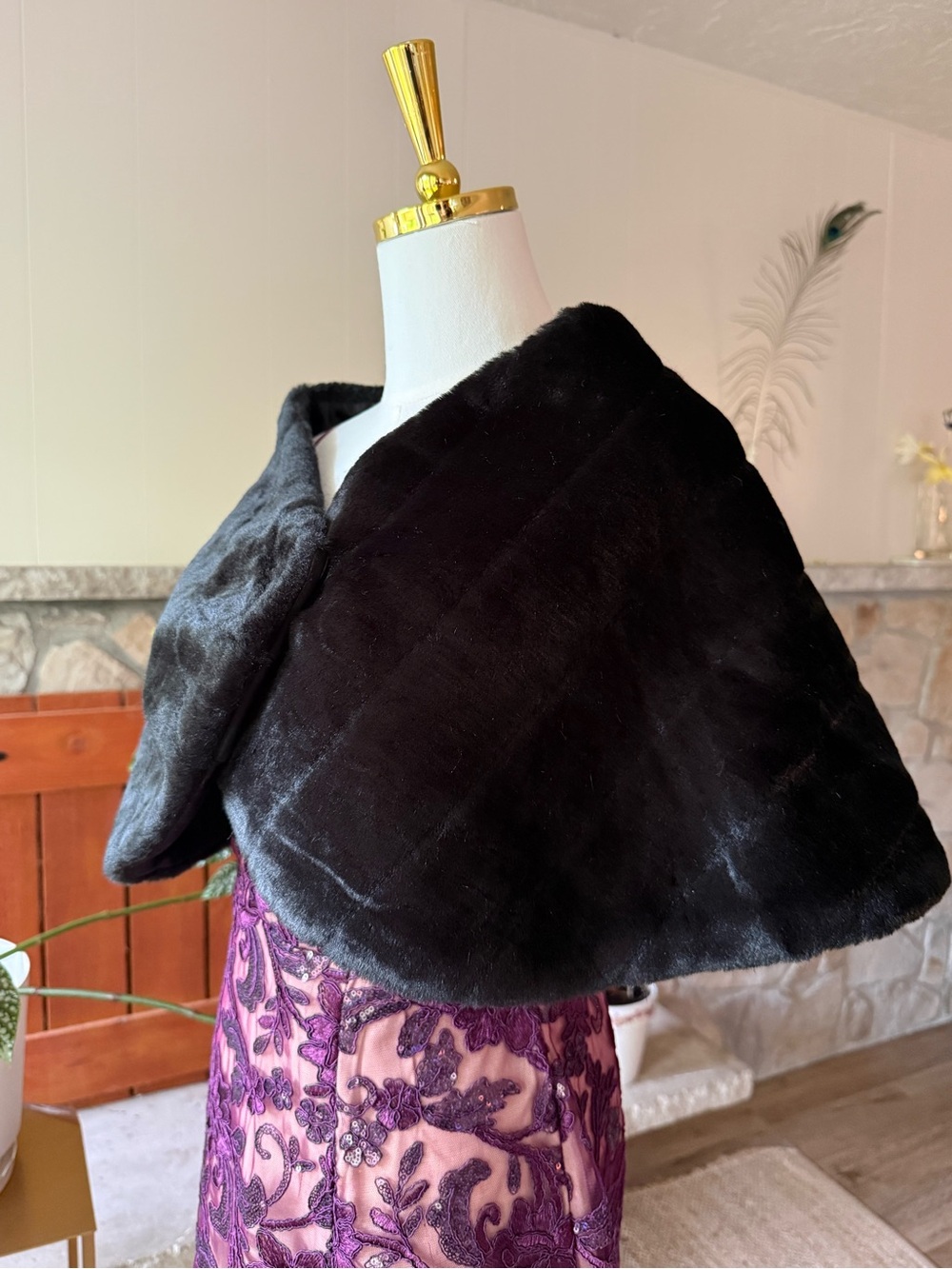 Sashimi Women’s Black Faux Fur Shoulder Wrap Size Small excellent conditon